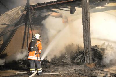 4 Verletzte bei Vollbrand eines landwirtschaftlichen Gebaeudes in Schwaebisch Hall